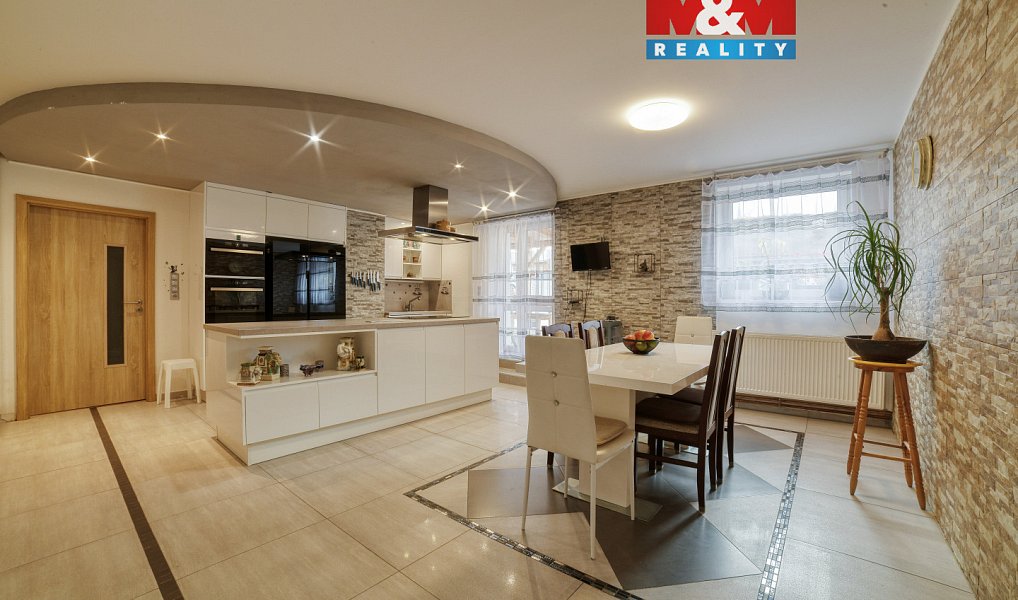 Prodej domu 252 m² s pozemkem 847 m², Planá – fotka 1 z 30