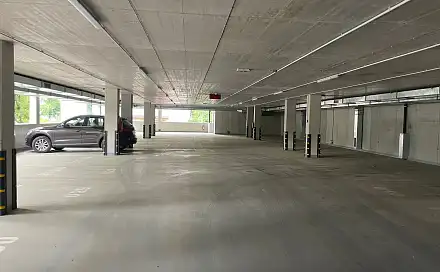 Pronájem - ŠIROKÉ garážové/parkovací stání 18m2, parkovací dům Prokopka, Zelené předměstí, Pardubice, nábřeží Závodu míru, Pardubice - Zelené Předměstí