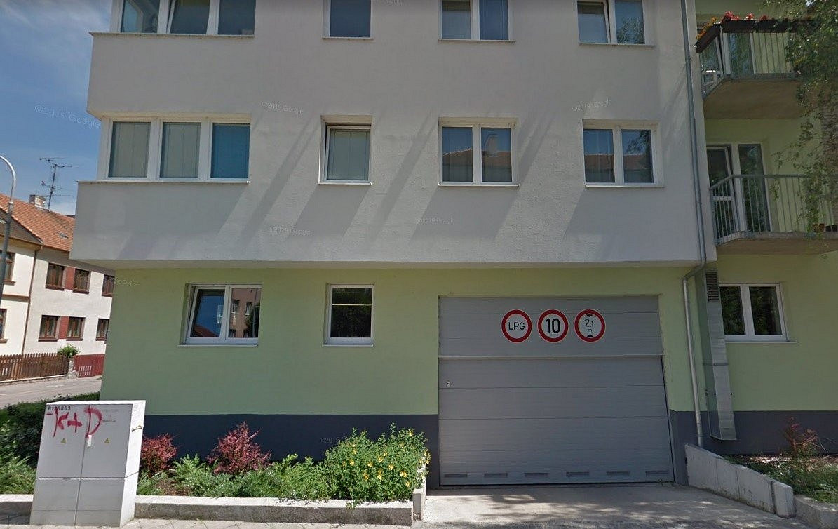 Pronájem, garážové stání, brno husovice