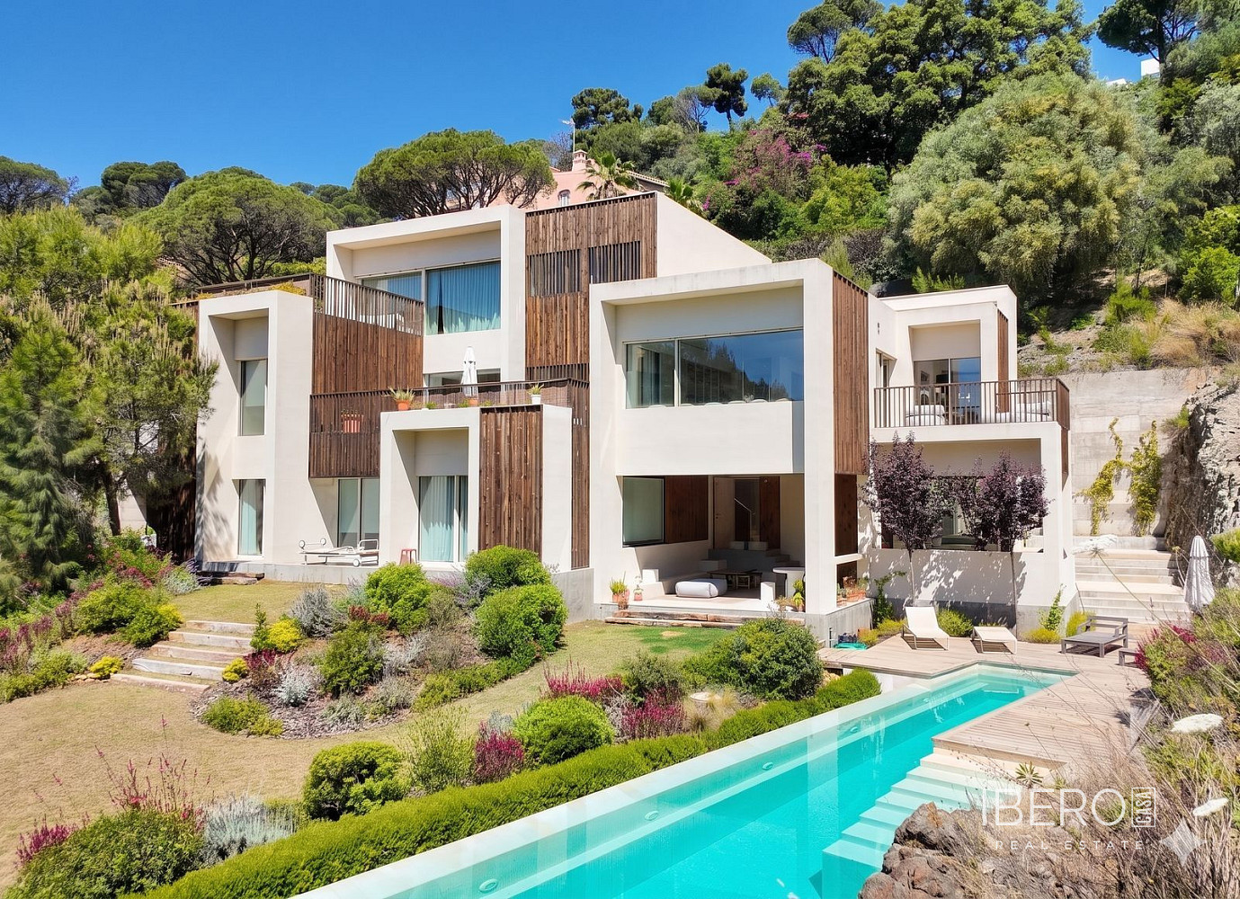 Prodej domu 699 m² s pozemkem 3 266 m²