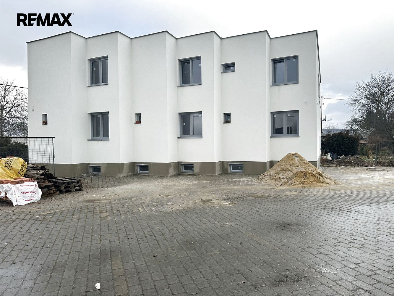 Prodej nájemního domu, činžáku 700 m² — photo 2