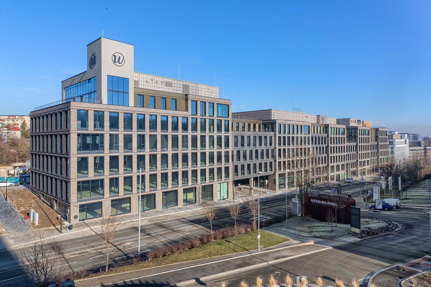 Pronájem kanceláře 1 290 m² – fotografie 2