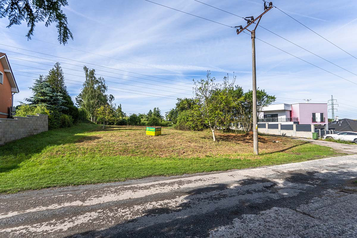 Prodej stavebního pozemku 887 m² – pohled 2