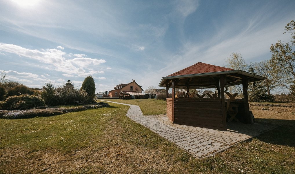 Prodej ubytovacího objektu 280 m², Suchý – náhled fotky 7