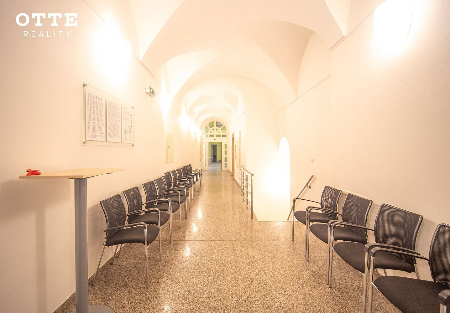 Pronájem kanceláře 247 m² - Widok 4