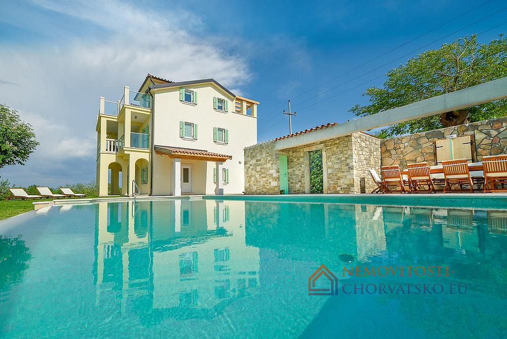 Prodej domu 260 m² s pozemkem 998 m² - Prikaz 3