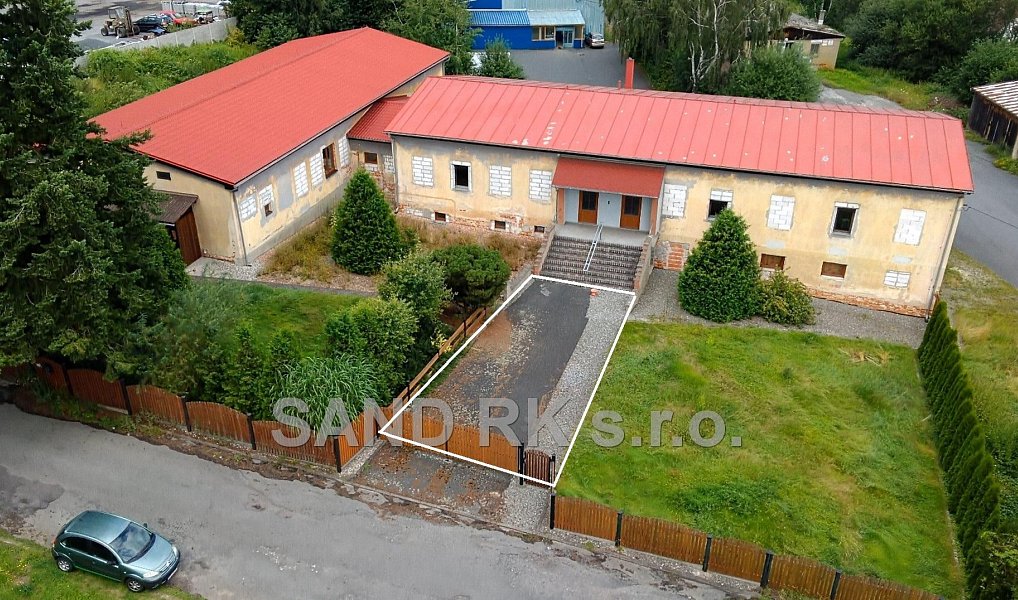 Velká zpevněná plocha (k chráněnému parkování), Horšovský Týn – náhled fotky 4