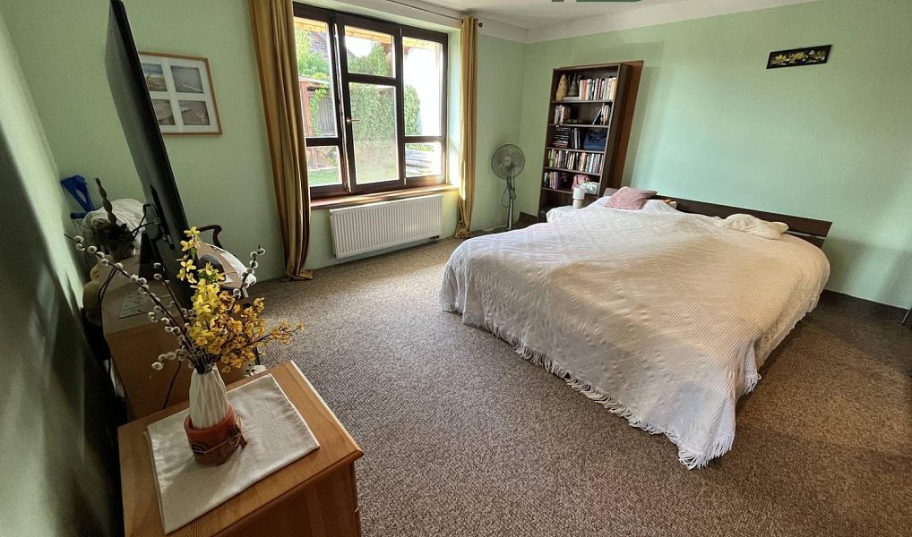 Prodej domu 573 m² s pozemkem 1 944 m², Holice – náhled fotky 3