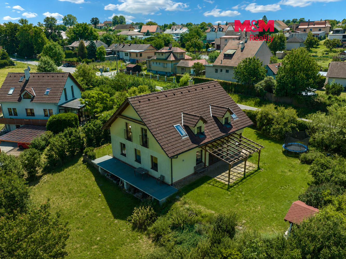 Prodej domu 240 m² s pozemkem 1 302 m²