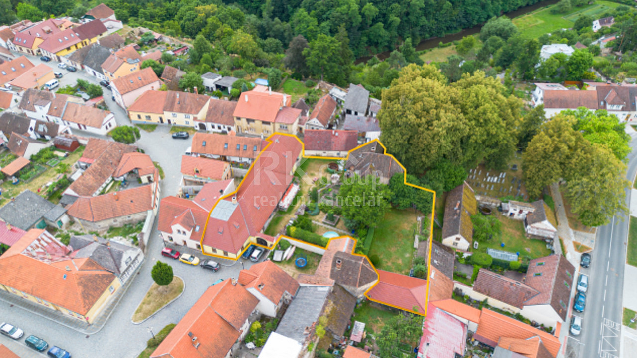 Prodej domu 1 144 m² s pozemkem 1 535 m²