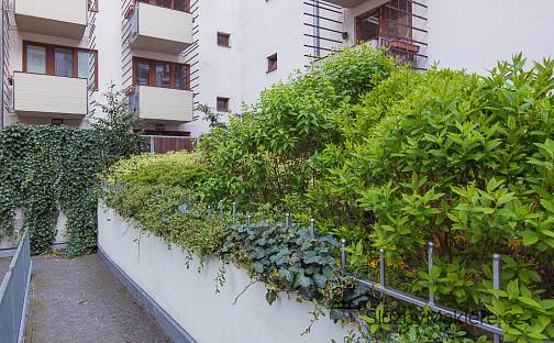 Pronájem bytu 1+kk 27 m², Pelušková, Praha 9 - Kyje