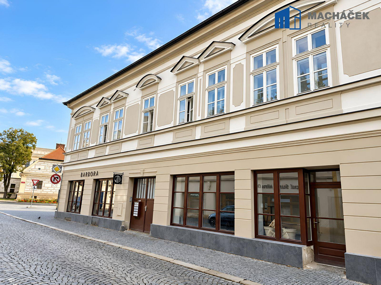 Pronájem obchodních prostor 77 m²