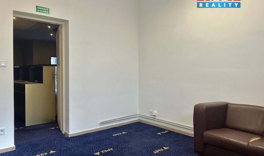 Pronájem obchodních prostor 160 m², Hora Svatého Šebestiána – náhled fotky 8