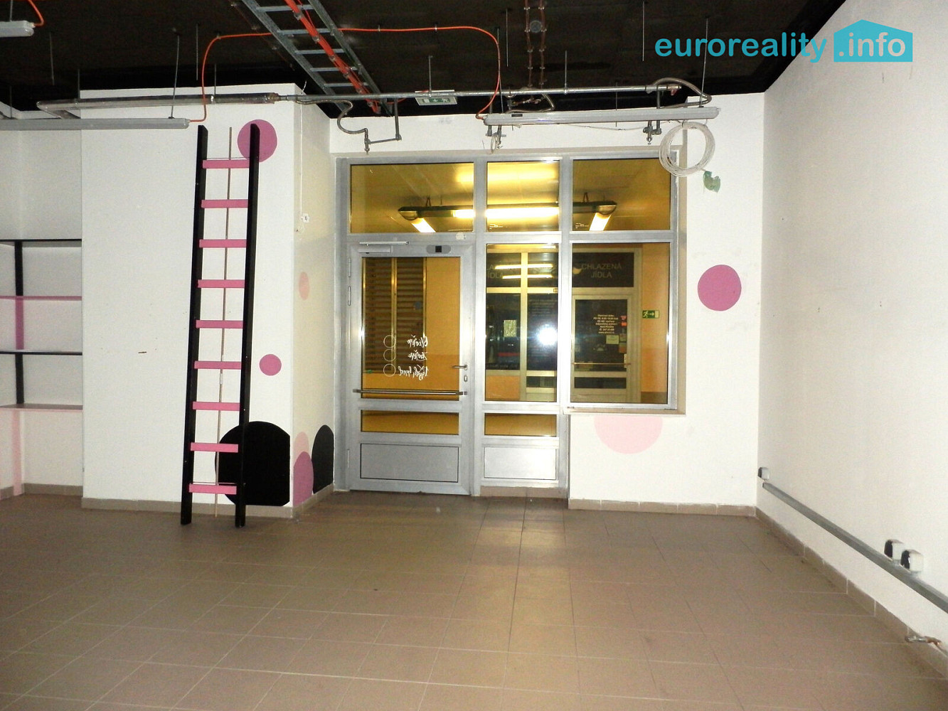 Pronájem obchodních prostor 51 m² – fotografie 2