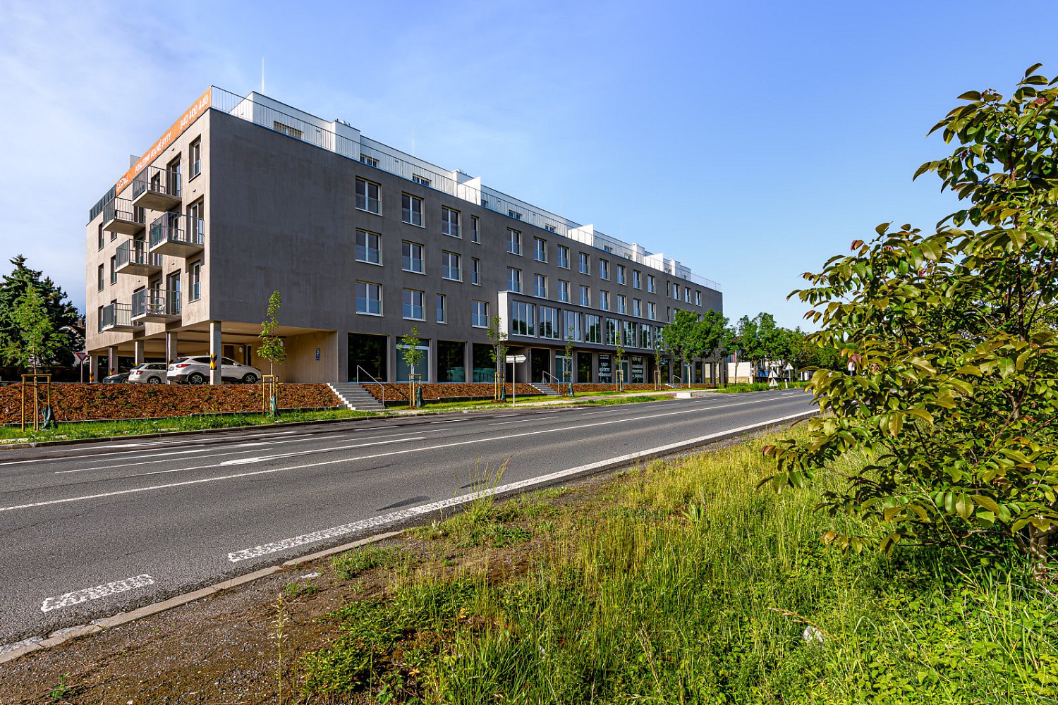 Ihned k dispozici. prodej krytého parkovacího stání na praze 9 — photo 4