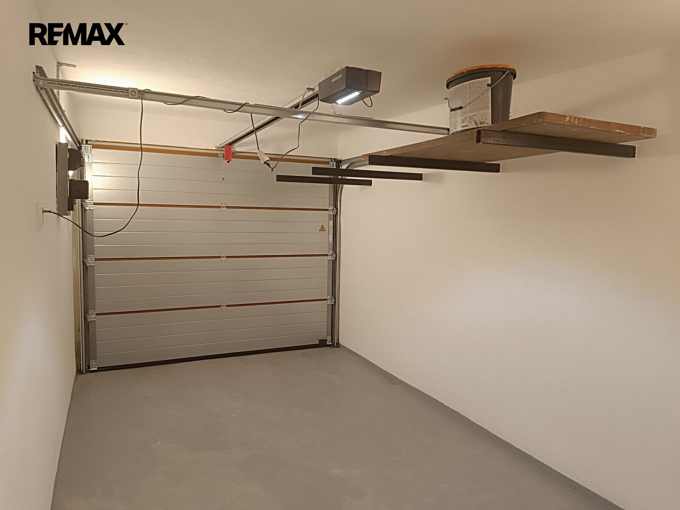 Garáž s elektrickými vraty v Komíně