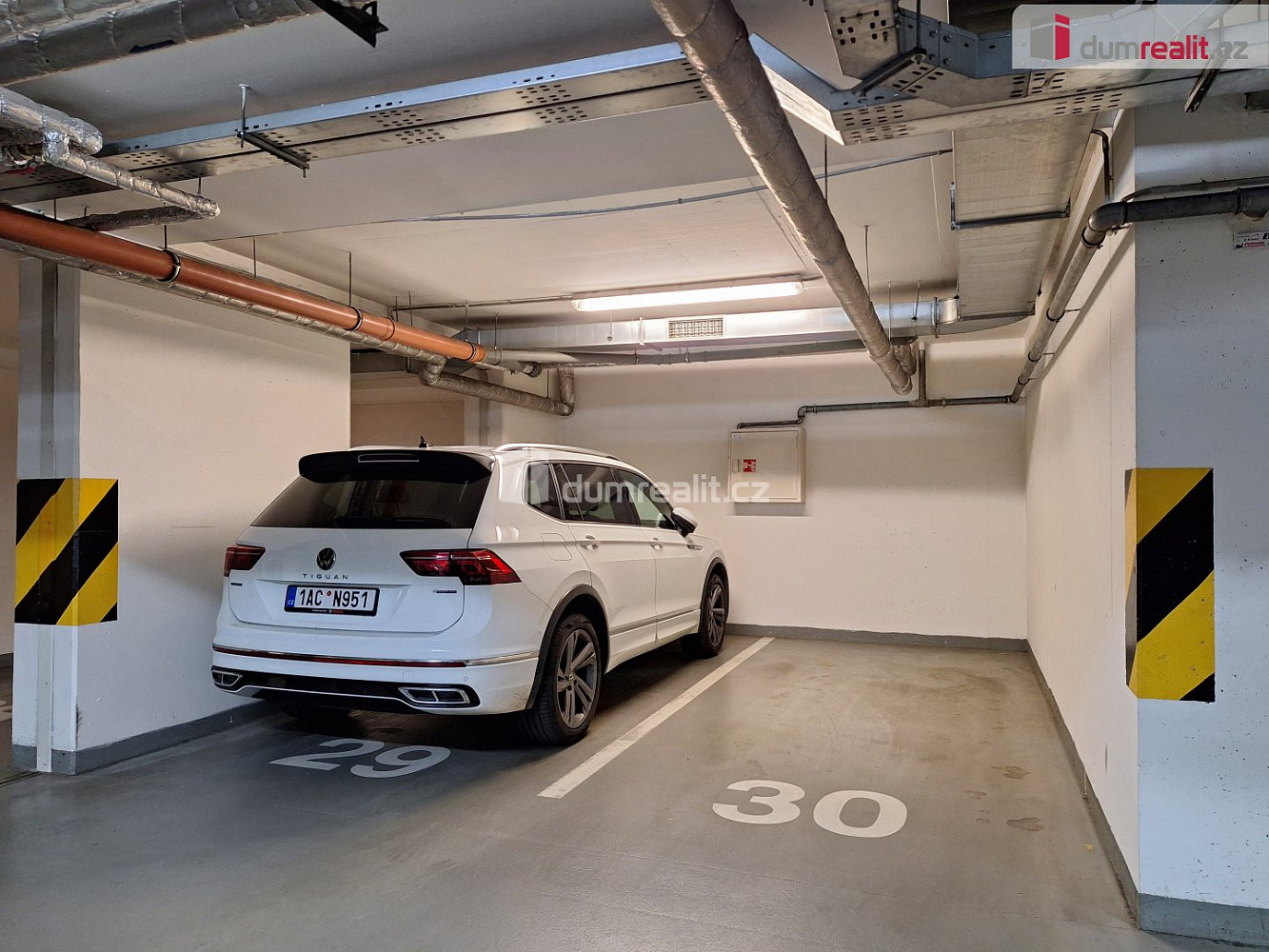 Pronájem garážového stání 12m2 P10 Názovská