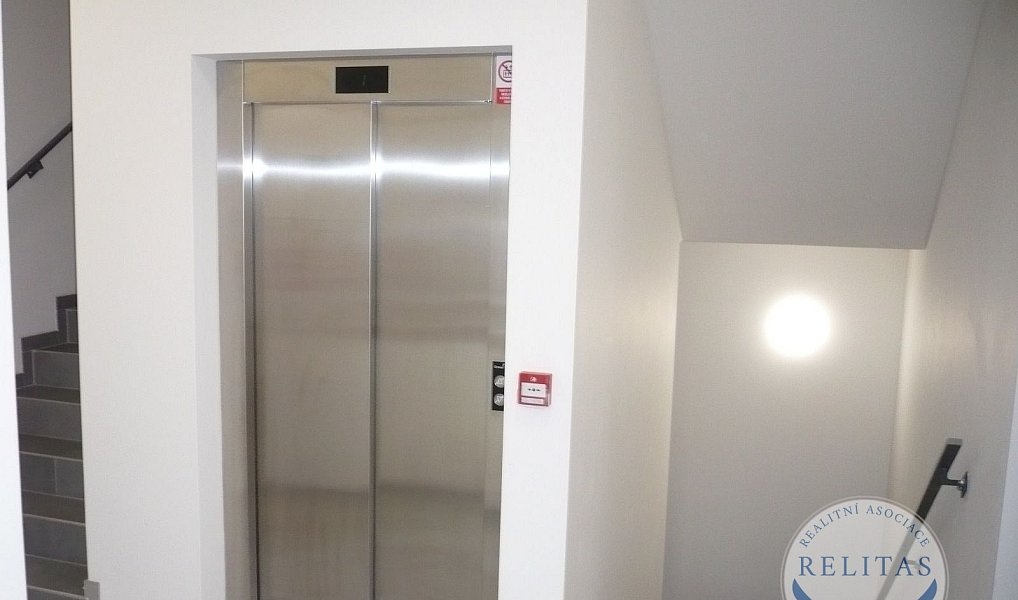 Garážové stání blízko centra Smíchova, Praha – náhled fotky 4