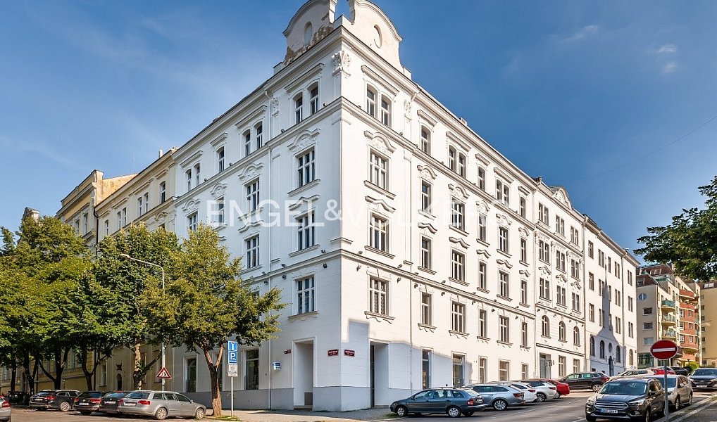 Pronájem kanceláře 451 m², Praha – fotka 1 z 18