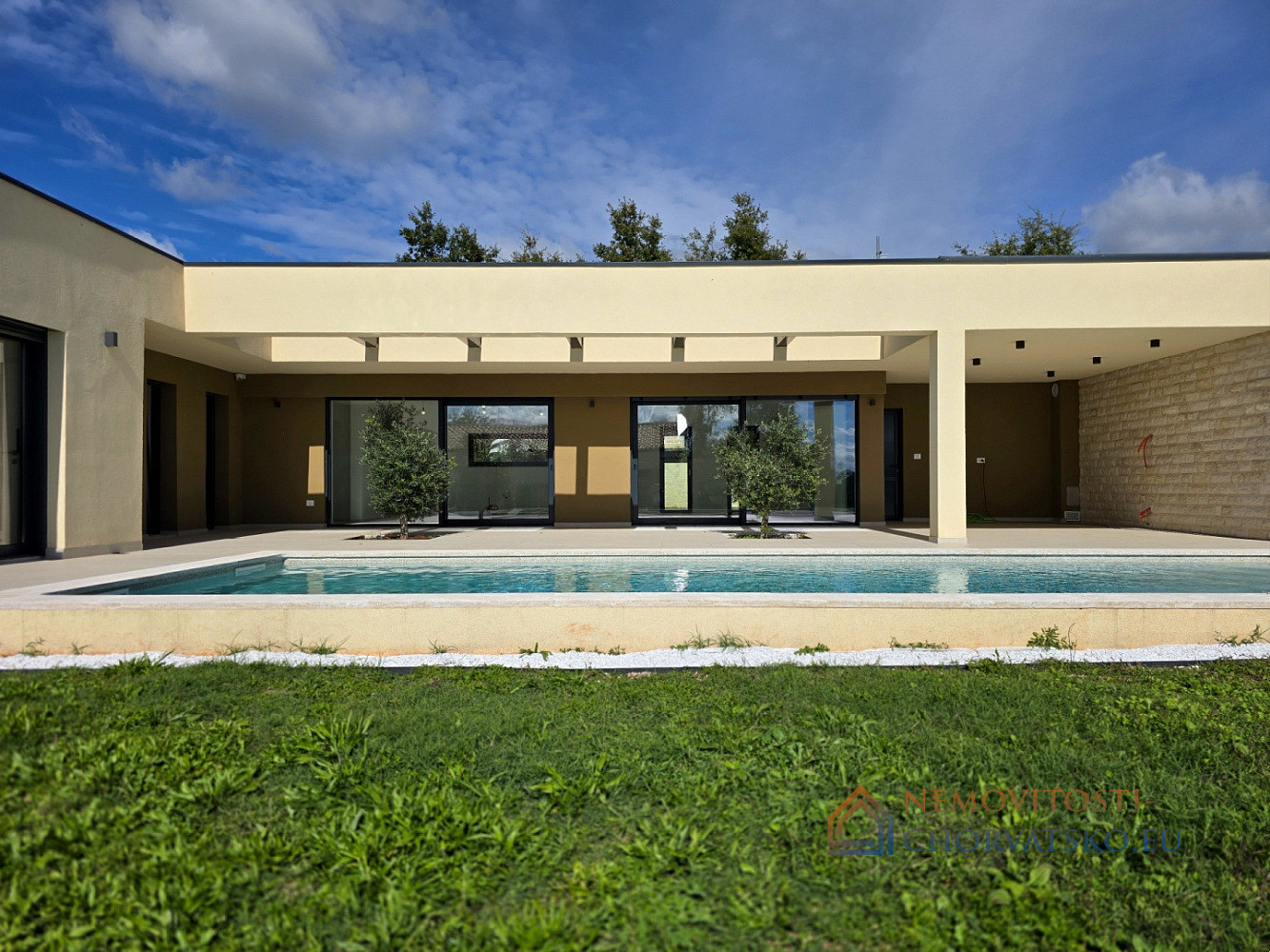 Prodej domu 170 m² s pozemkem 792 m² - Aanzicht 2