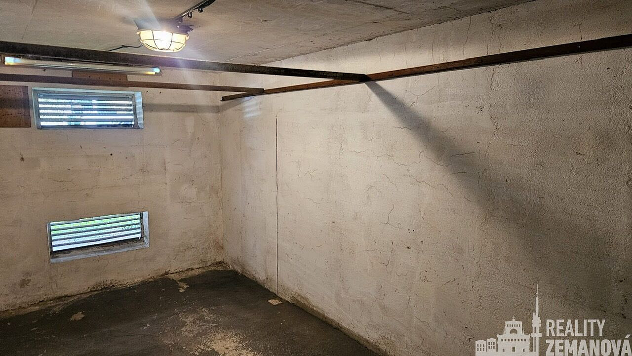 Garážové stání 16,7m2 v Podolí za vraty na dálkové ovládání. – fotografie 5