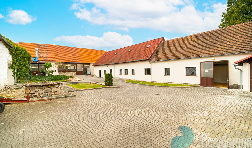 Prodej komerčního prostoru, 1075 m², Prachatice, Babice
