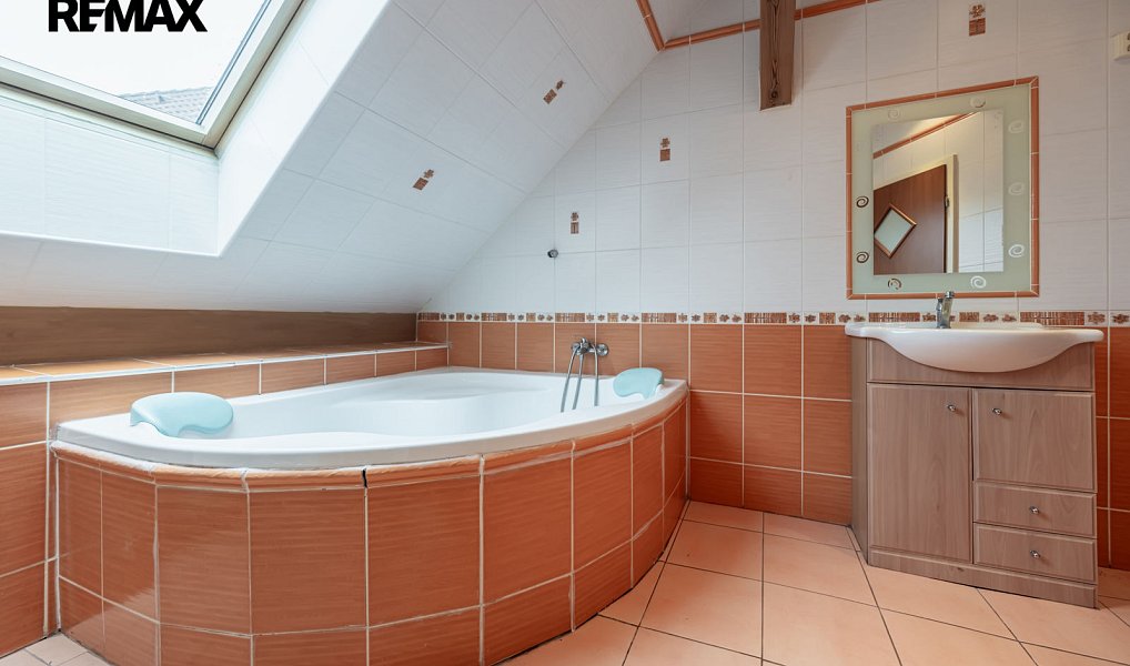 Prodej domu 350 m² s pozemkem 1 872 m², Spořice – náhled fotky 32