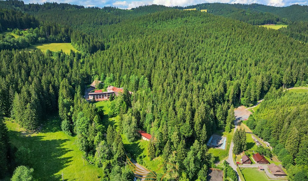 Prodej ubytovacího objektu 4 400 m², Velké Karlovice – náhled fotky 11