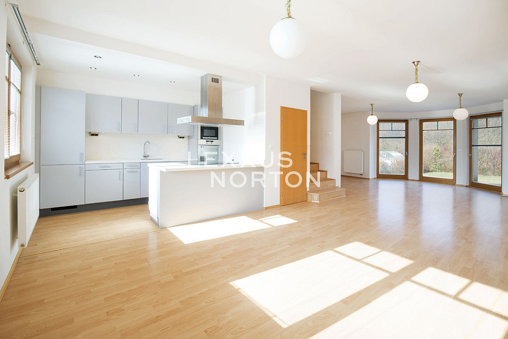 Pronájem domu 190 m² s pozemkem 811 m²