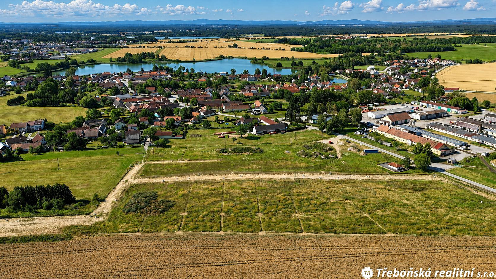 Prodej stavebního pozemku 1 832 m² – fotografie 2