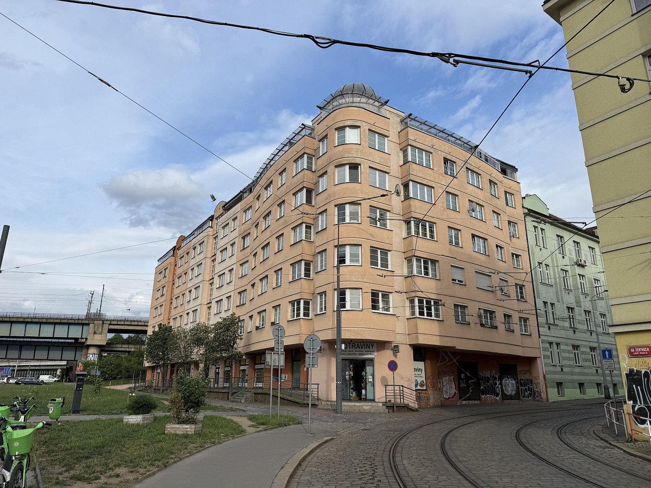 Pronájem garážového parkovacího stání - na žertvách 2230, praha 8 — photo 5