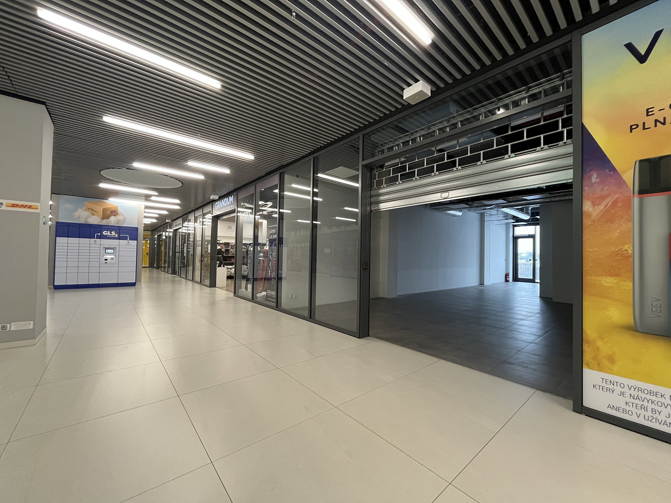 Pronájem obchodních prostor 83 m² — photo 2