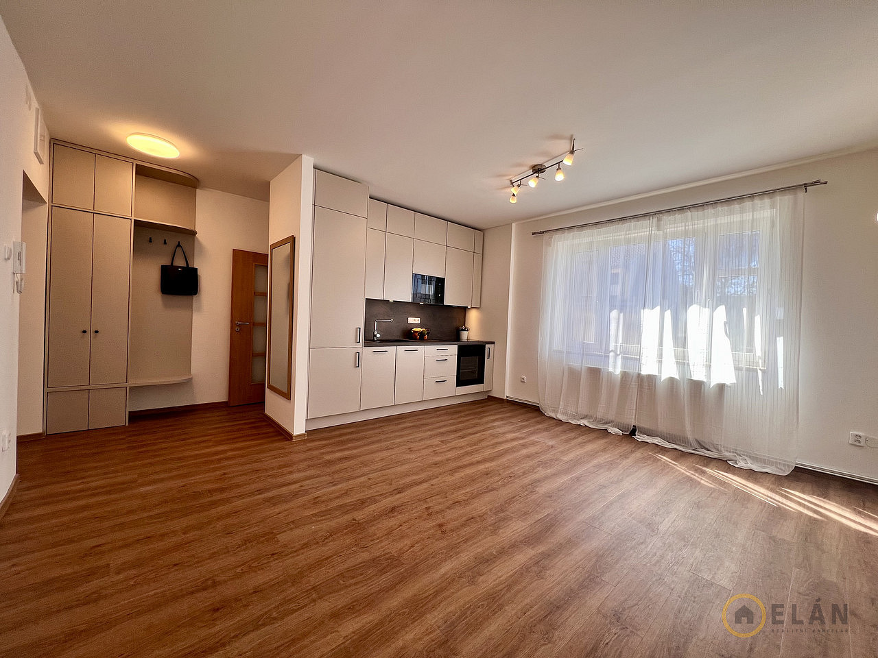 Pronájem bytu 2+kk 51 m² – fotografie 2