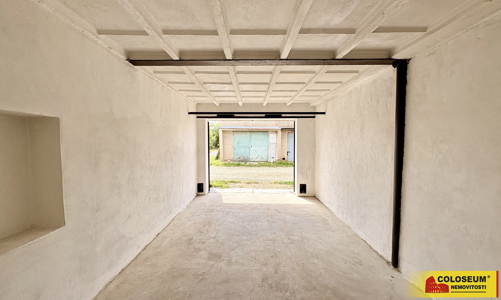 Ivančice - letkovice, garáž 22 m2, řadová, možnost zavedení elektřiny - garáž — photo 4