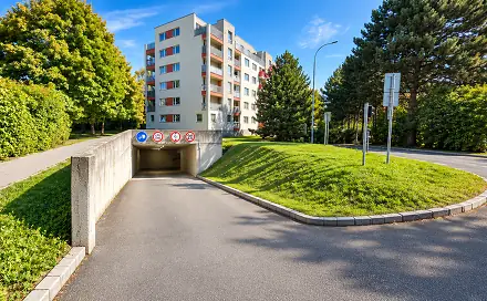 Pronájem nadstandardně širokého garážového stání na Praze 9, Kytlická, Praha 9 - Prosek
