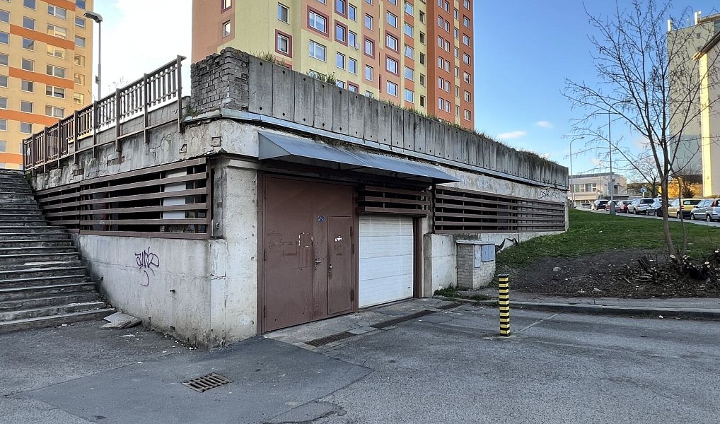 Parkovací stání v kryté garáži Praha 3, ul. Buková (2 200 Kč / měsíc), Praha – náhled fotky 2