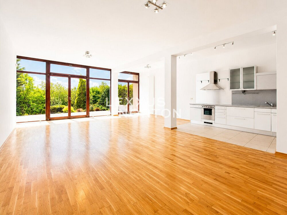 Pronájem domu 373 m² s pozemkem 857 m²