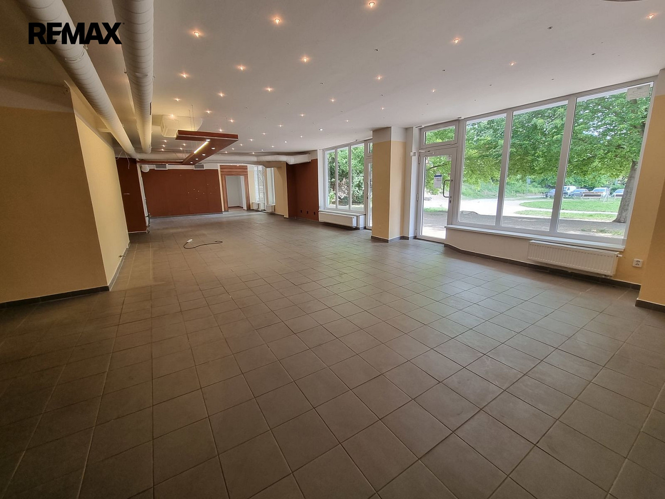 Prodej obchodních prostor 164 m² – fotografie 2