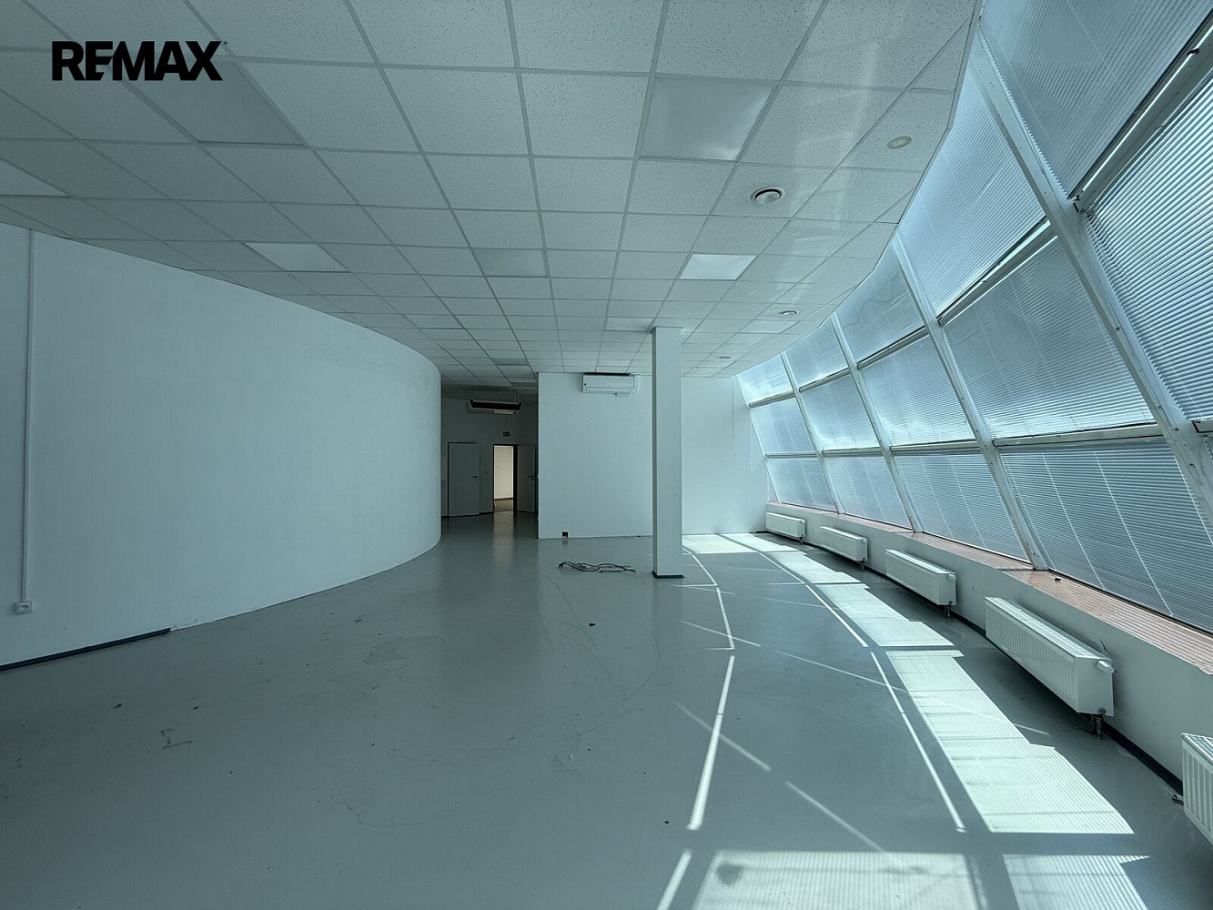 Pronájem obchodních prostor 151 m² – fotografie 3