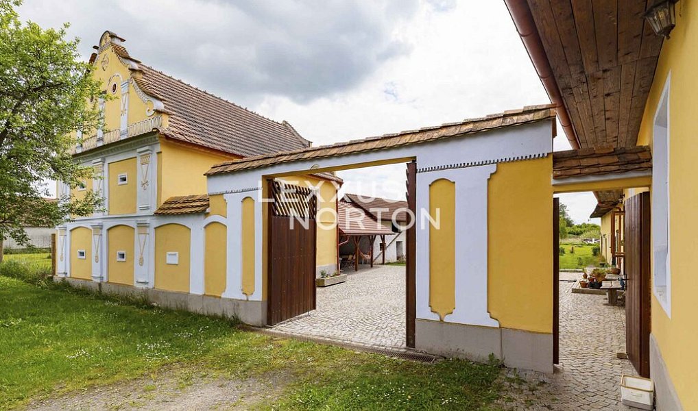 Prodej domu 450 m² s pozemkem 3 709 m², Komárov – náhled fotky 3