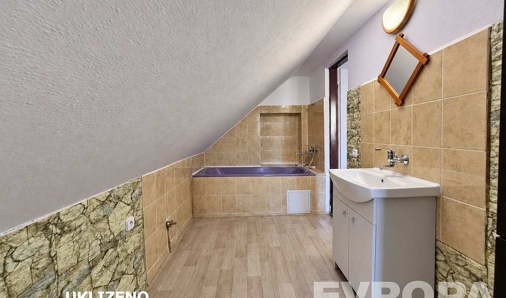 Prodej domu 240 m² s pozemkem 383 m², Kraslice – náhled fotky 18