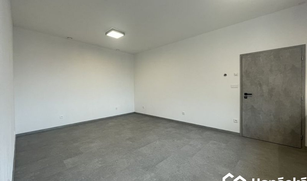 Pronájem bytu 1+kk 29 m², Hulín – náhled fotky 8