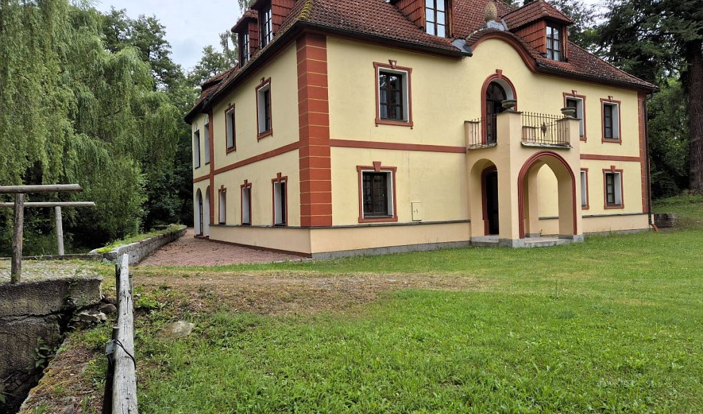 Prodej vily 500 m² s pozemkem 372 118 m², Bělčice – náhled fotky 4
