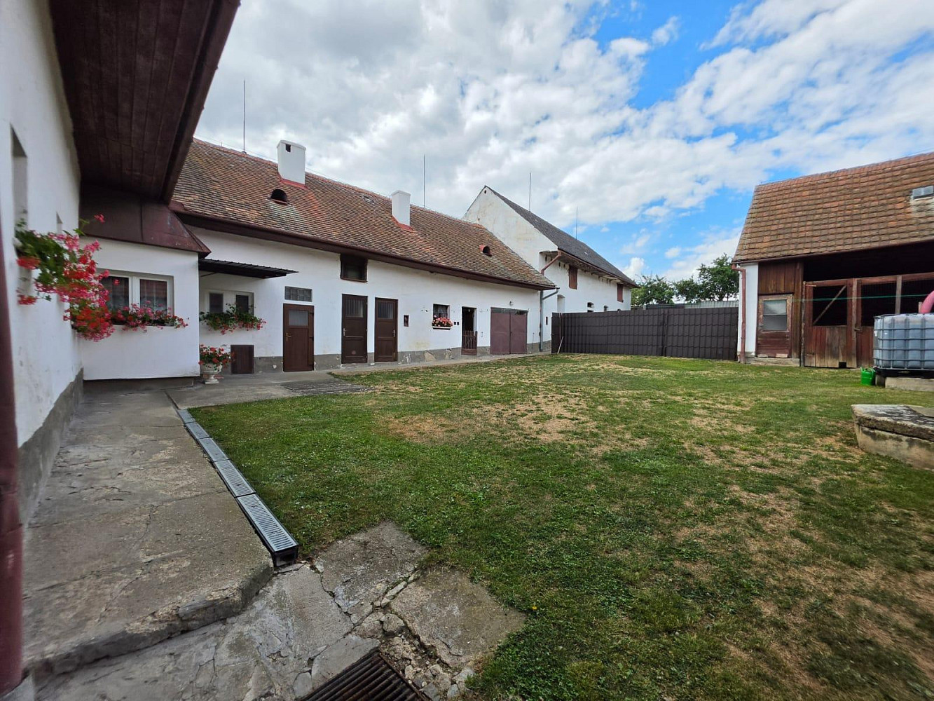 Prodej domu 230 m² s pozemkem 2 295 m² – fotografie 2