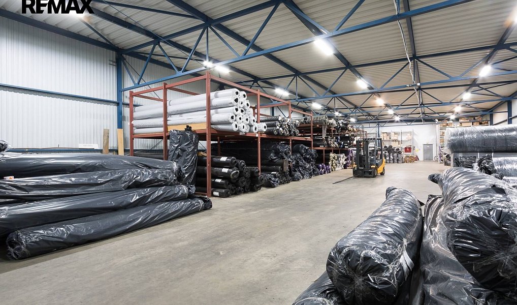 Prodej výrobních prostor 2 325 m², Strančice – fotka 1 z 16