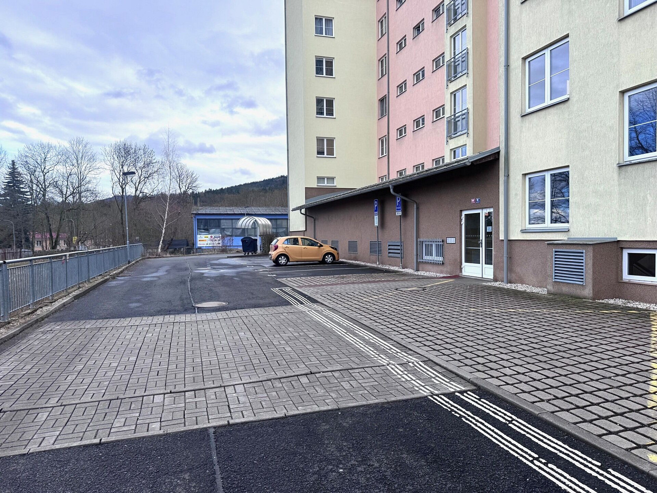 Venkovní parkovací stání 13 m2, ul. waldertova — photo 2