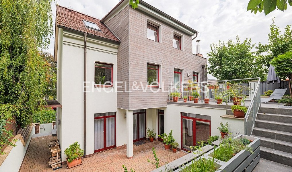 Pronájem domu 351 m² s pozemkem 223 m², Praha – fotka 1 z 26