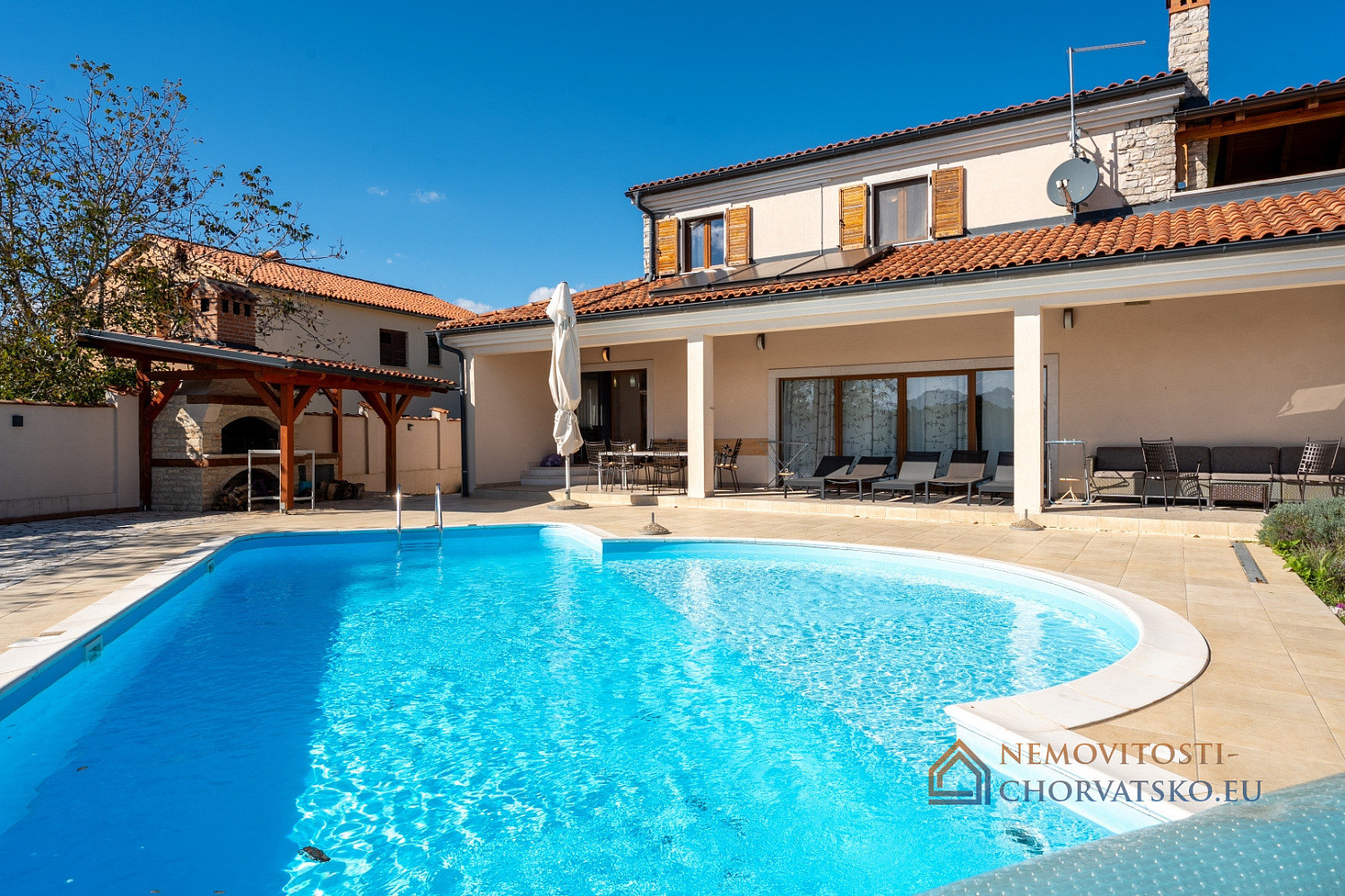 Prodej domu 398 m² s pozemkem 2 253 m², Žminj