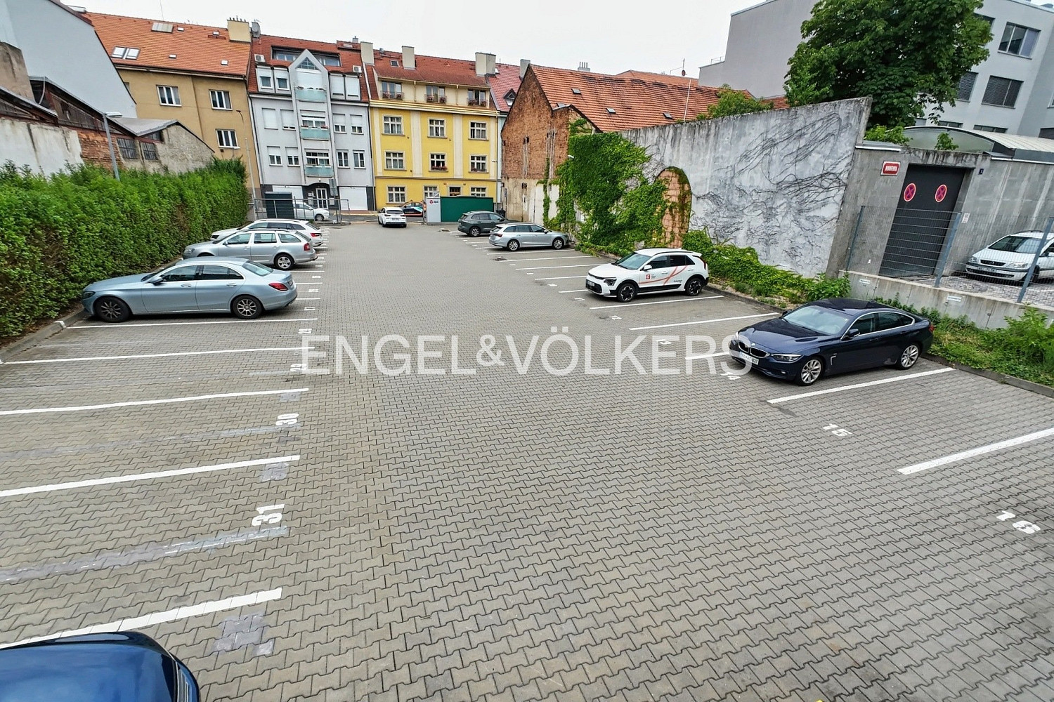 Parkoviště vedle čezu - (bb centrum vyskočilova)