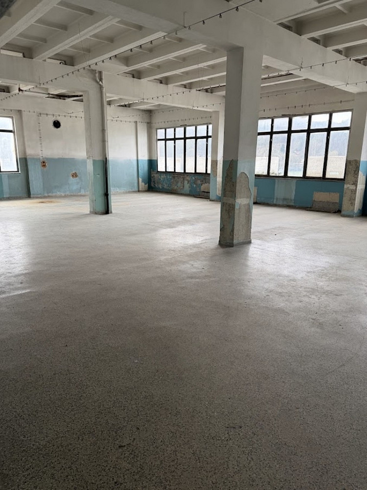 Pronájem skladovacích prostor 2 300 m² – fotografie 3